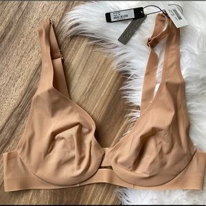 Skims Naked Underwire Plunge Bra in Honey 34B